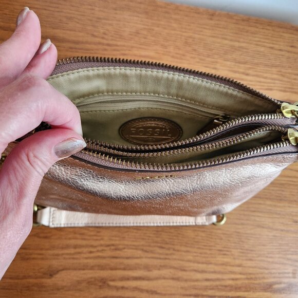 FOSSIL METALLIC ROSE GOLD GENUINE LEATHER  WRISTLET PURSE. - Picture 9 of 11